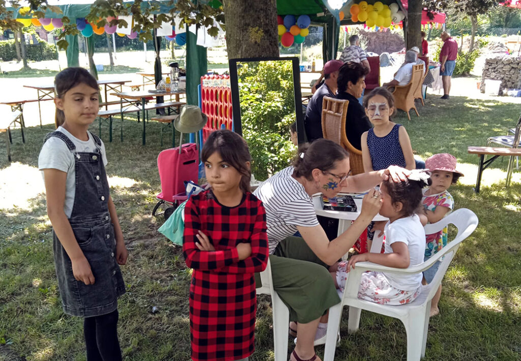 Kinder bei einer Outdoor-Veranstaltung mit Gesichtsbemalung