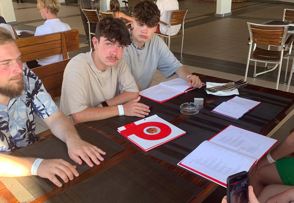 Gruppe von Personen an einem Tisch in einem Restaurant