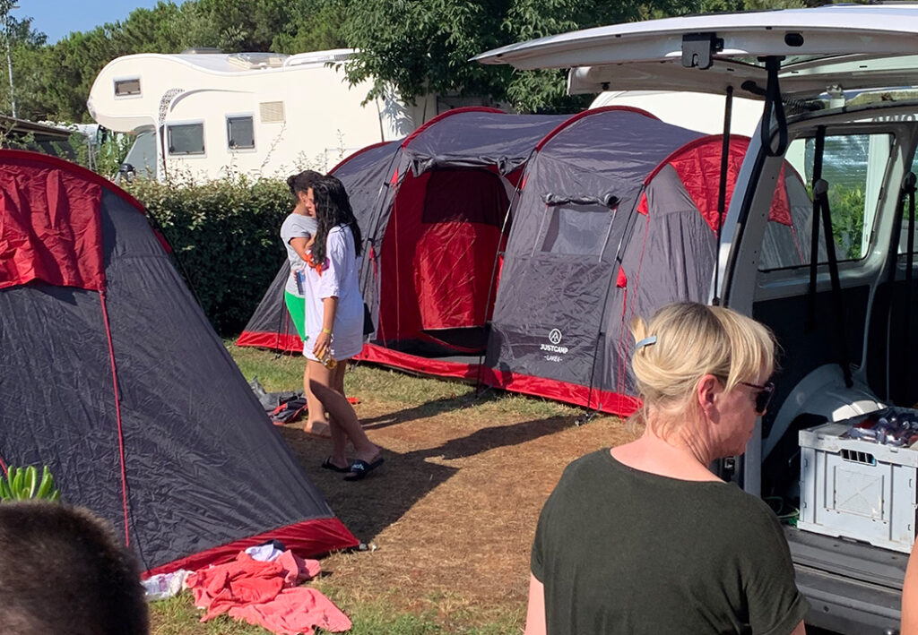 Campingplatz mit Zelten und Personen