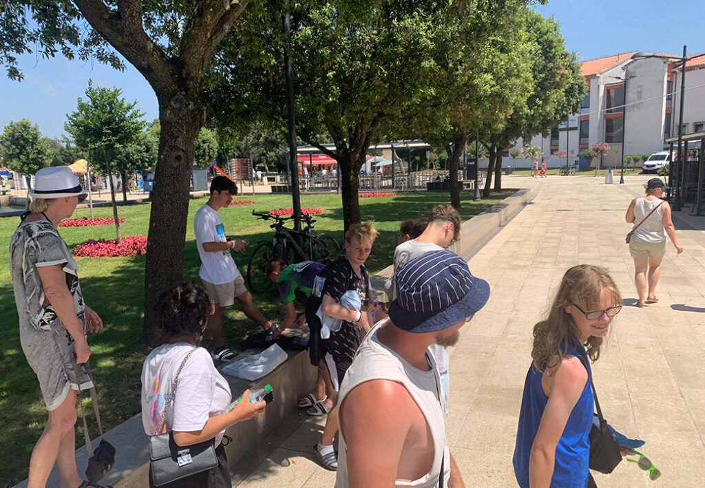 Gruppe von Menschen entspannt im Park