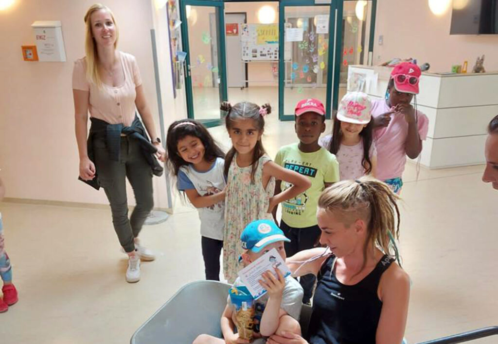 Gruppe von Kindern und Erwachsenen in einem Innenraum