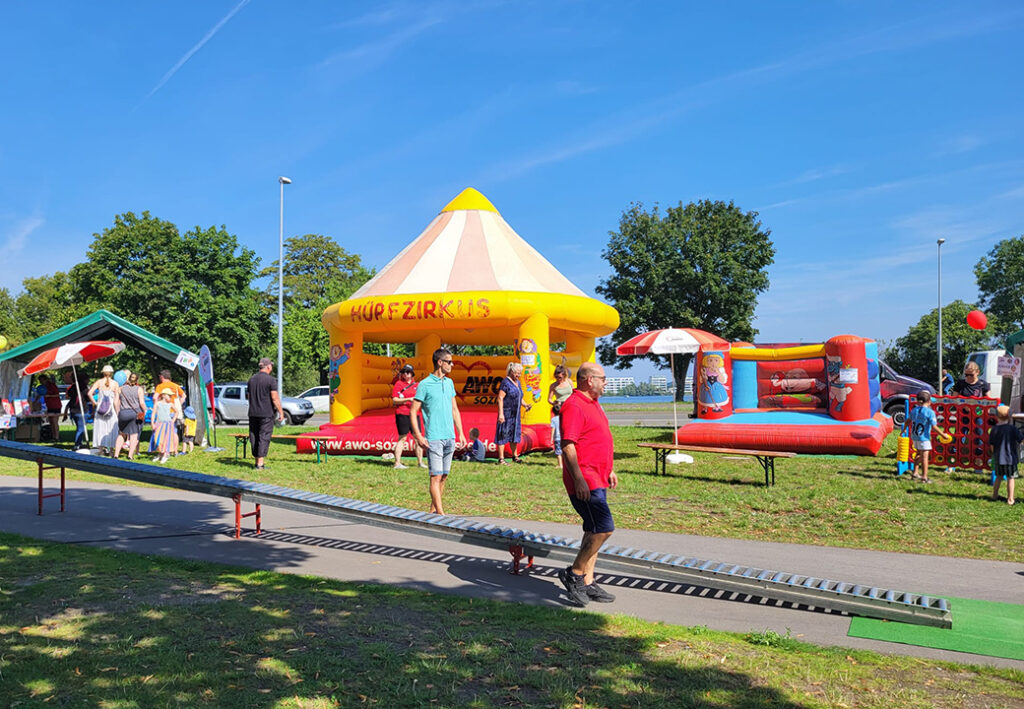 Ein Freiluft-Event mit H&uuml;pfburgen und Menschen