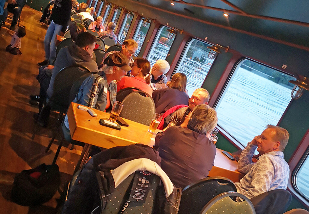 Menschen sitzen in einem Boot und unterhalten sich