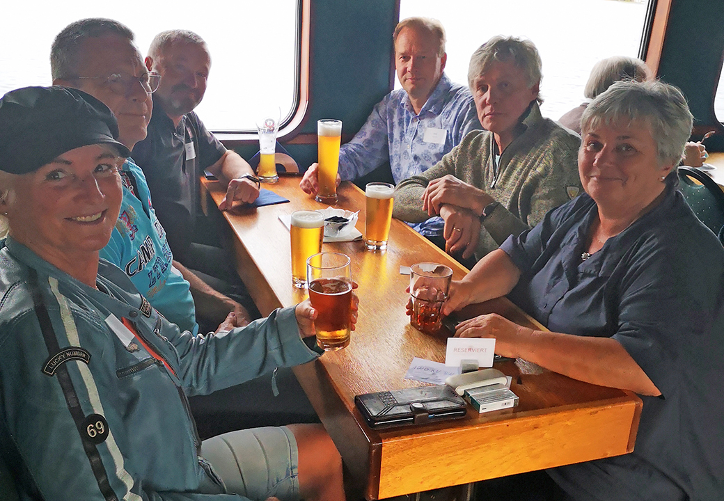 Menschen sitzen an einem Tisch in einem Restaurant.