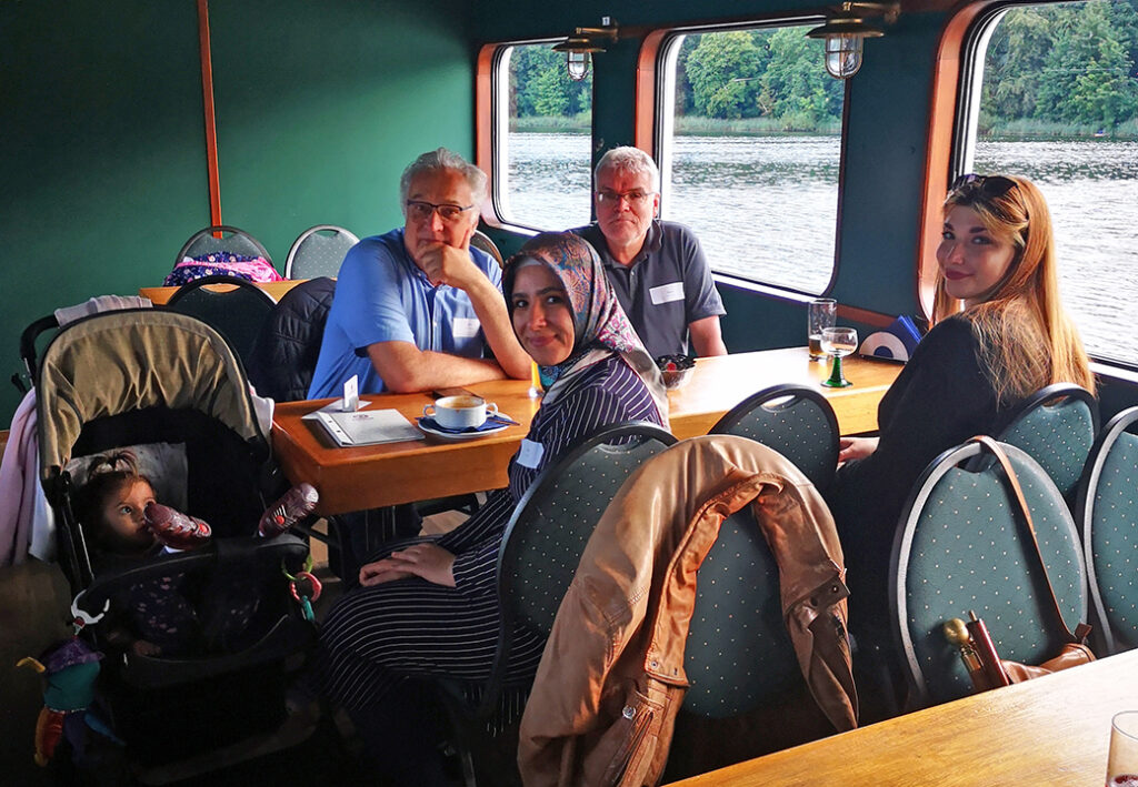 Menschen an einem Tisch im Boot