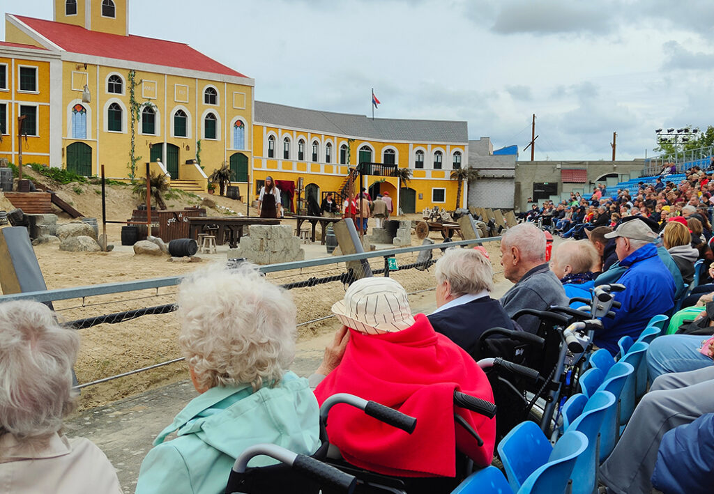 Outdoor-Theaterauff&uuml;hrung mit Publikum in Rollst&uuml;hlen