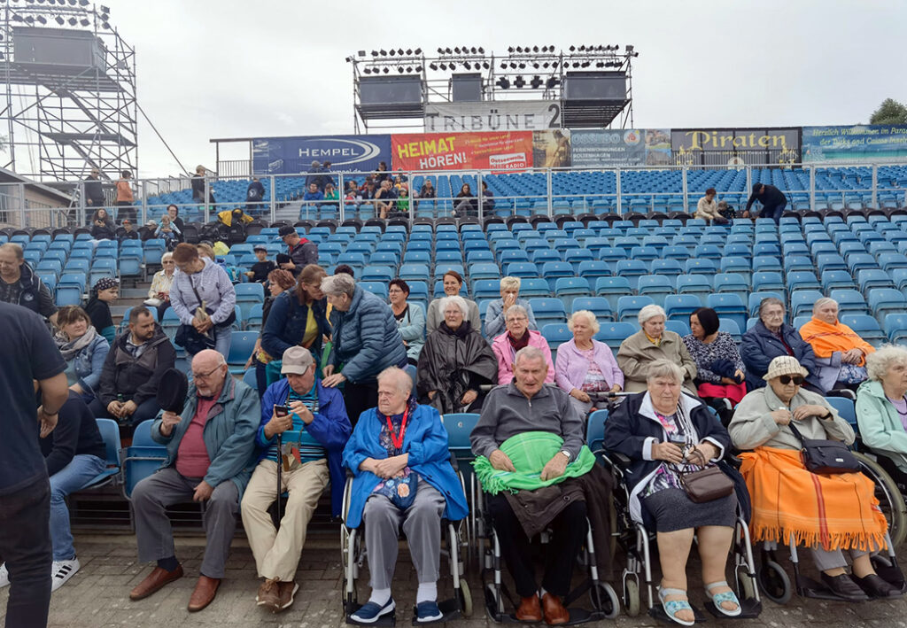 Gruppe von &auml;lteren Menschen in einer Zuschauertrib&uuml;ne