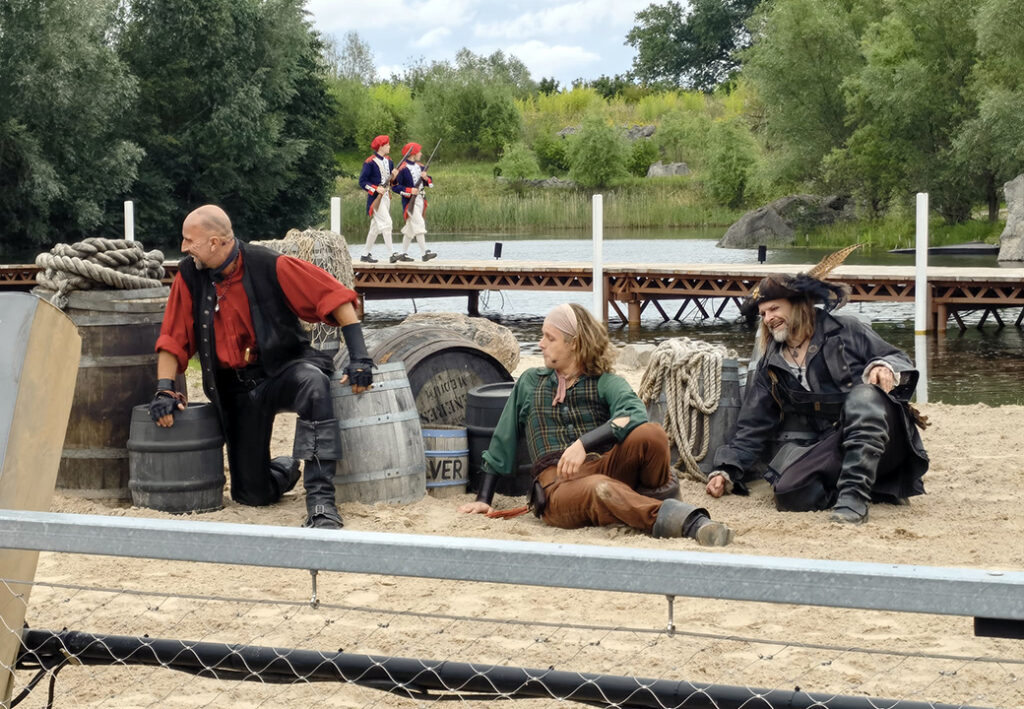 Schauspieler in historischen Kost&uuml;men bei einer Freiluftauff&uuml;hrung