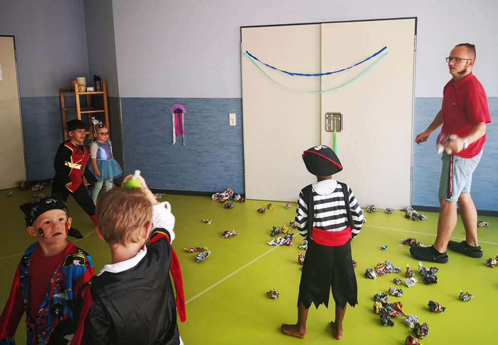 Kinder in Kost&uuml;men bei einem Indoor-Spiel