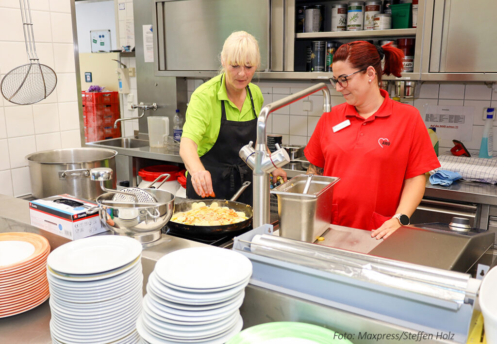 Zwei Frauen in einer Großküche beim Kochen