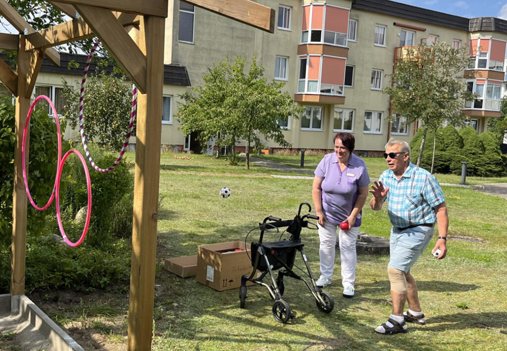 Ein &auml;lterer Mann und eine Frau bei einer sportlichen Aktivit&auml;t im Freien.