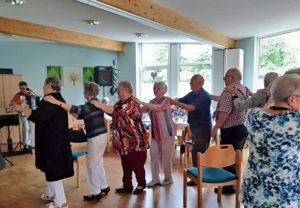 &Auml;ltere Menschen tanzen in einer Reihe.