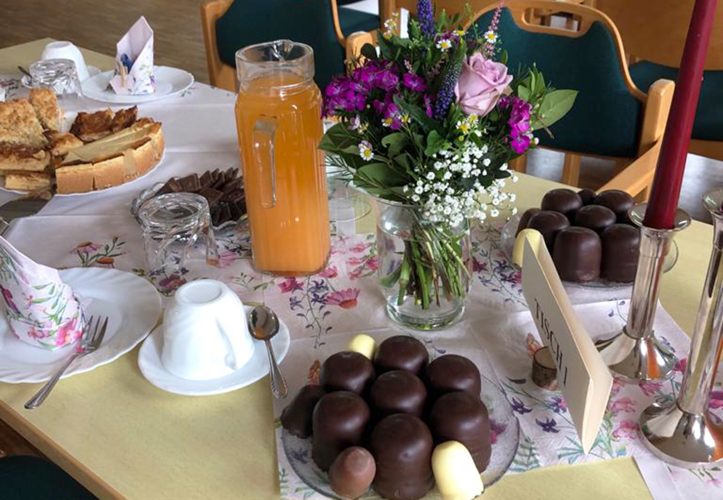 Festlich gedeckter Tisch mit Kuchen und Getränken
