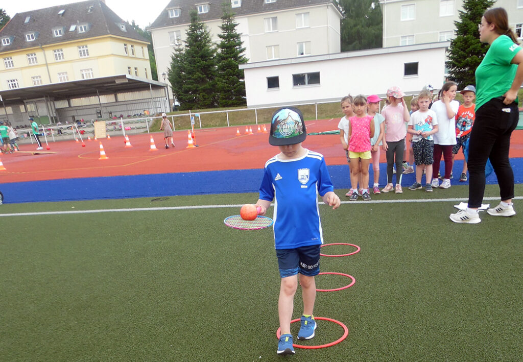 Kind beim Sportfest im Freien