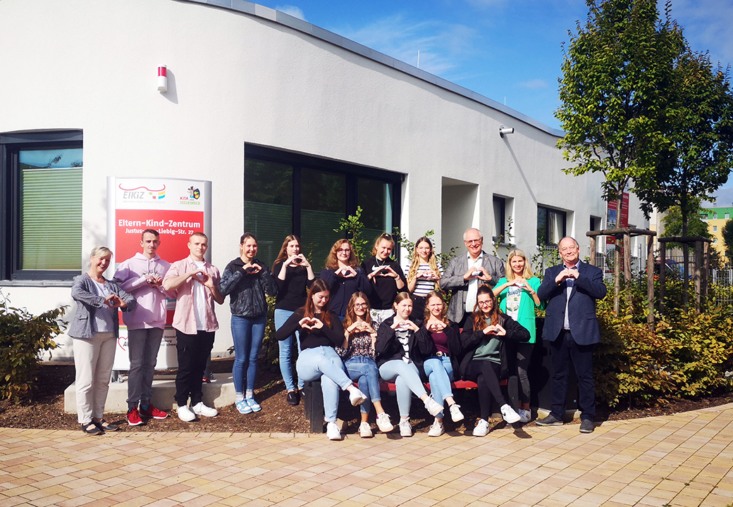 Eine Gruppe von Menschen vor einem Eltern-Kind-Zentrum