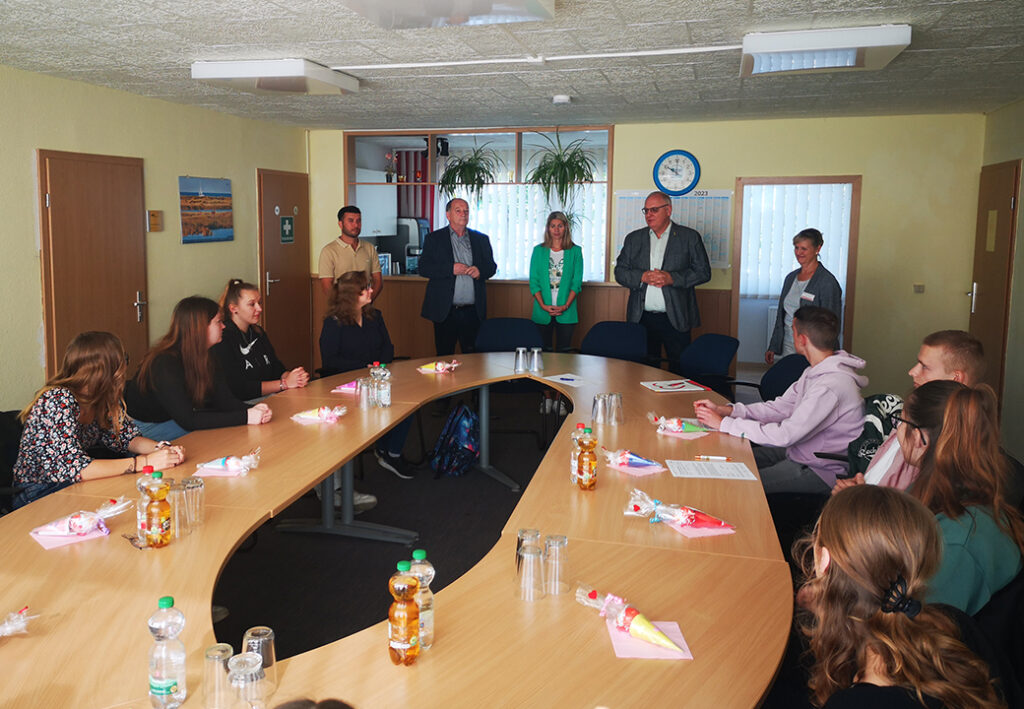 Menschen in einem Besprechungsraum mit ovalem Tisch