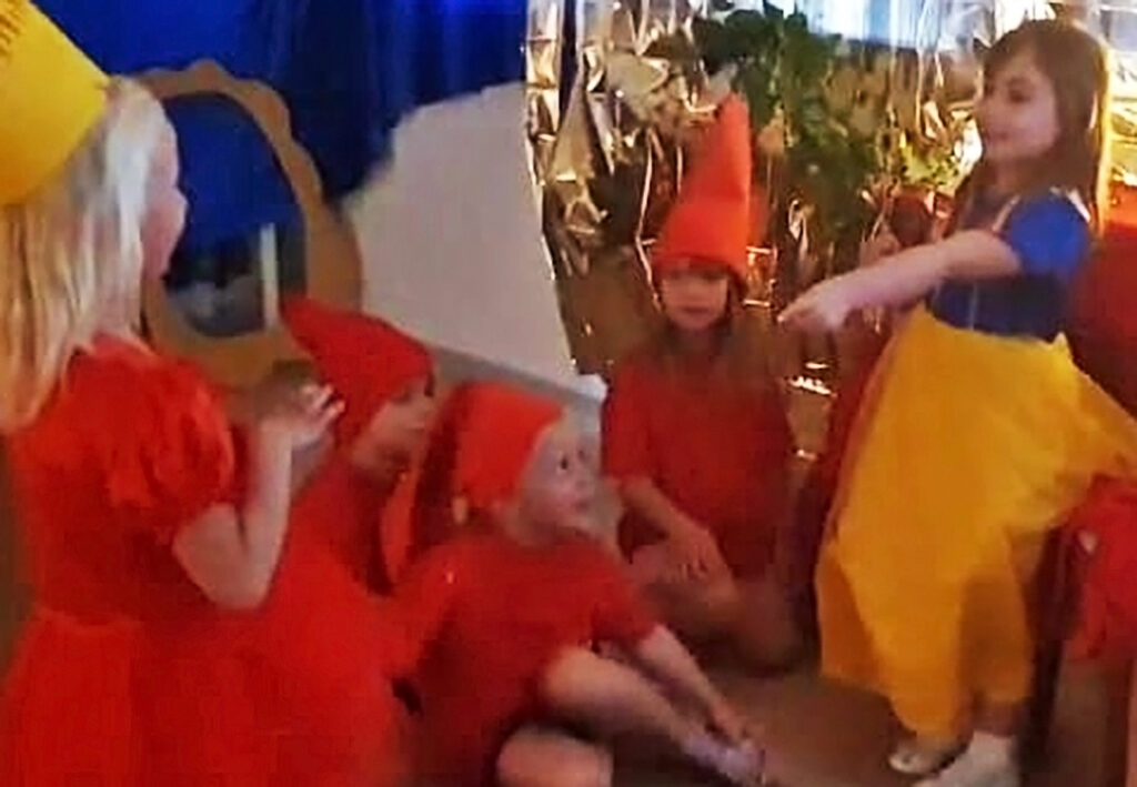 Kinder in einem Kost&uuml;mspiel