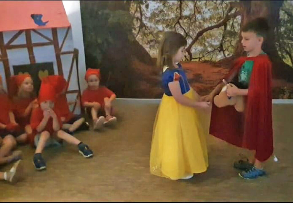 Kinder bei einem Theaterst&uuml;ck