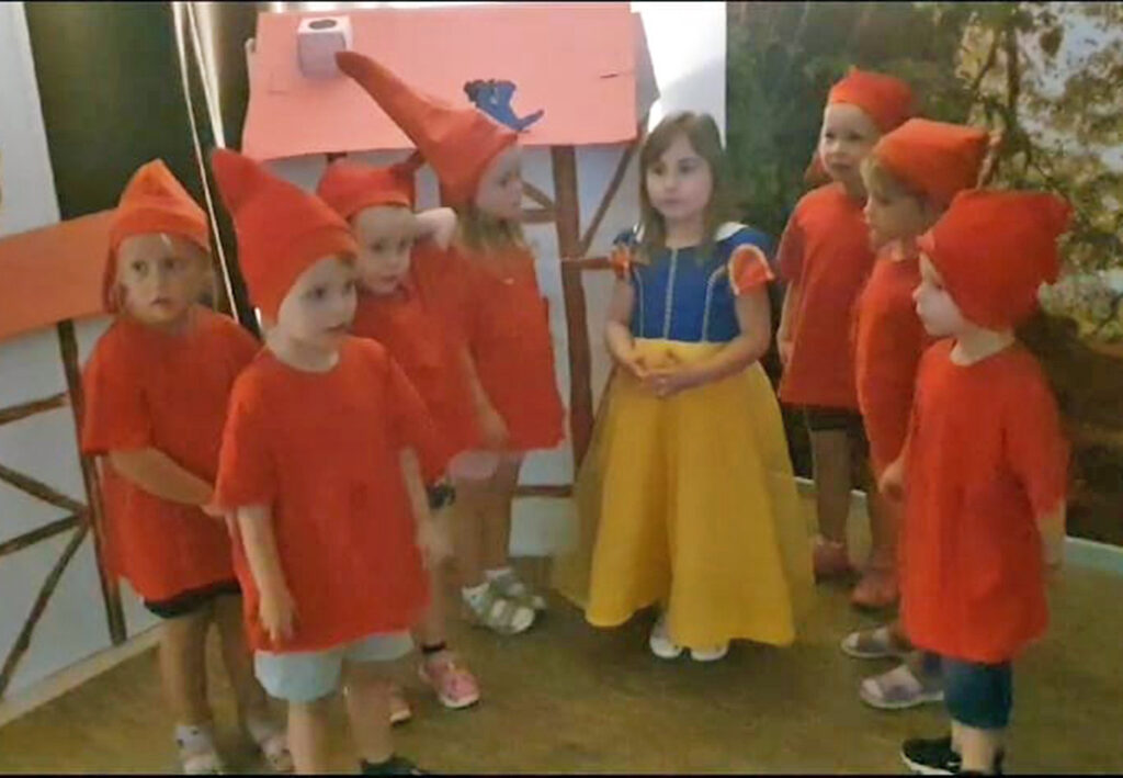 Kinder in einem Schneewittchen- und sieben Zwerge-Kost&uuml;m
