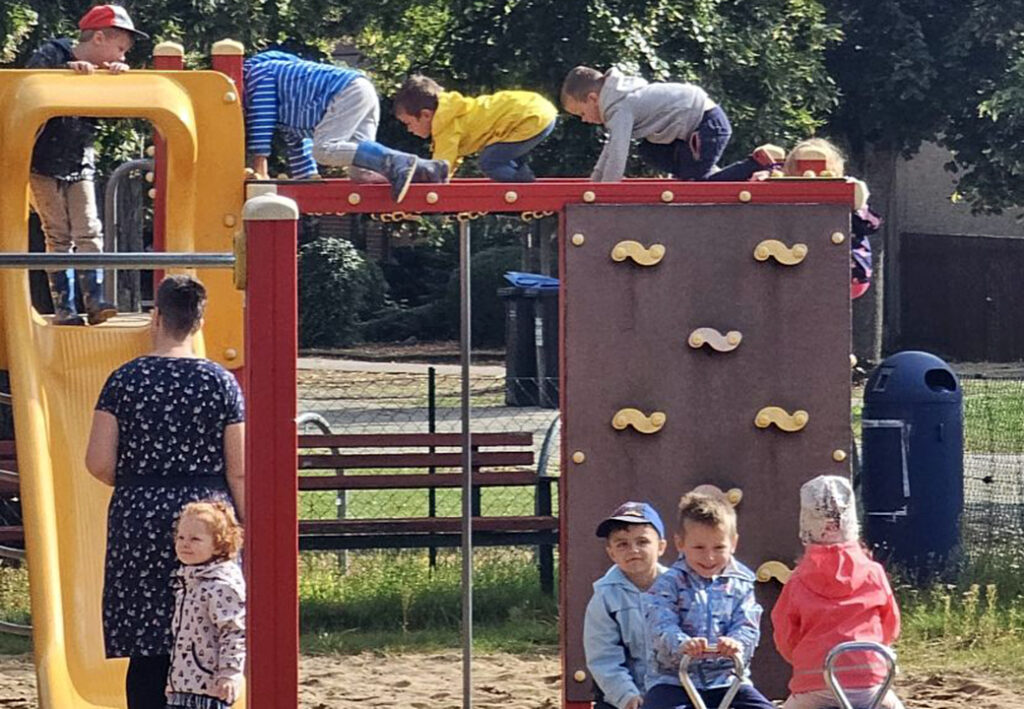 Kinder auf einem Spielplatz klettern und spielen