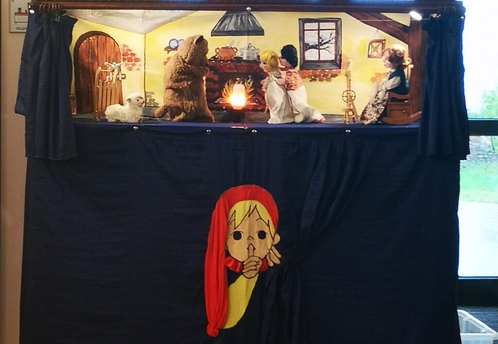 Eine Puppentheaterb&uuml;hne mit einer Szene aus einem M&auml;rchen.