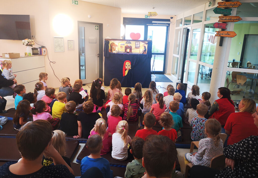 Kinder bei einer Puppentheaterauff&uuml;hrung