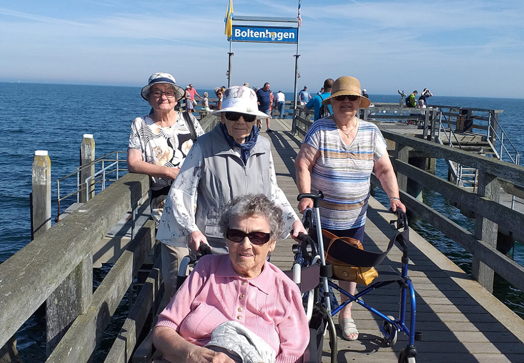Vier &auml;ltere Frauen auf einem Steg bei Boltenhagen