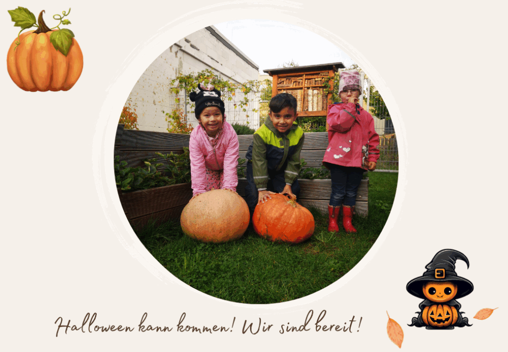 Drei Kinder mit K&uuml;rbissen in einem Garten