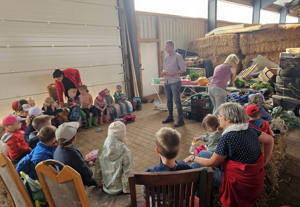 Kindergruppe auf einem Bauernhof