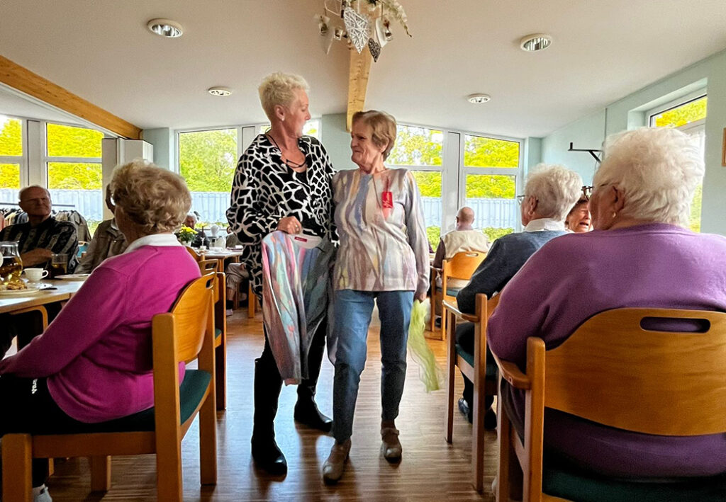 Ein Raum mit &auml;lteren Menschen in einem geselligen Treffen.