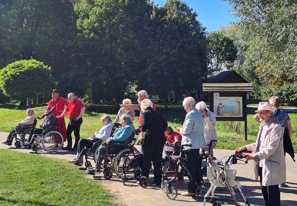 &Auml;ltere Menschen und Betreuer im Freien
