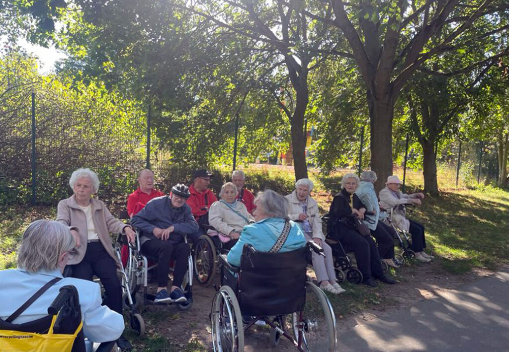 Gruppe &auml;lterer Menschen im Freien