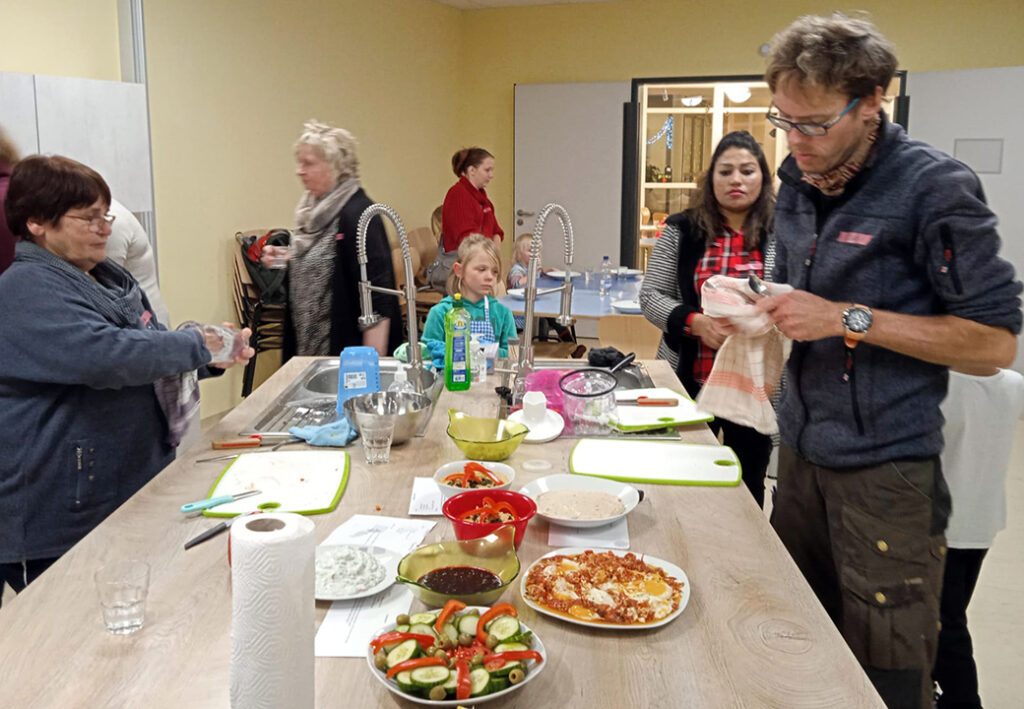 Menschen in einer Küche bei einer Kochsession