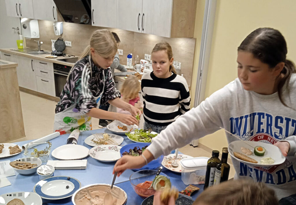 Kinder, die in einer K&uuml;che Salate vorbereiten