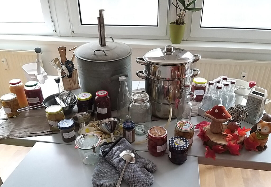 Ein Tisch mit Utensilien zur Herstellung von Eingemachtem.