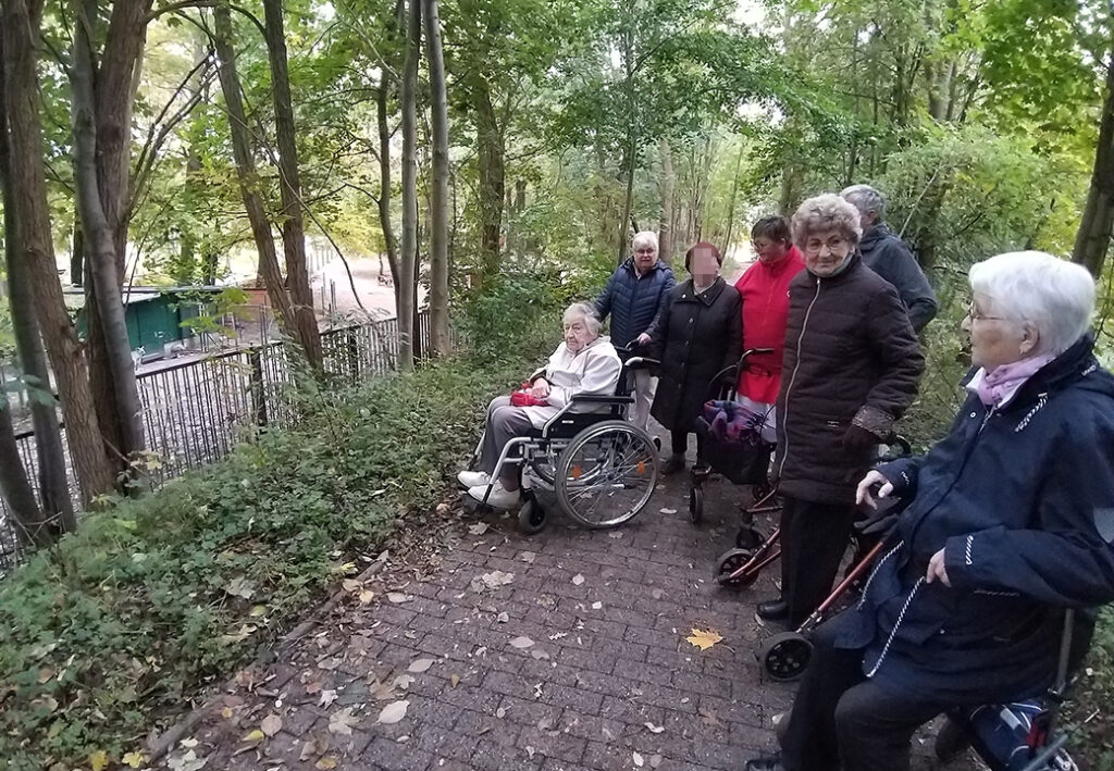 Gruppe von &auml;lteren Menschen im Freien