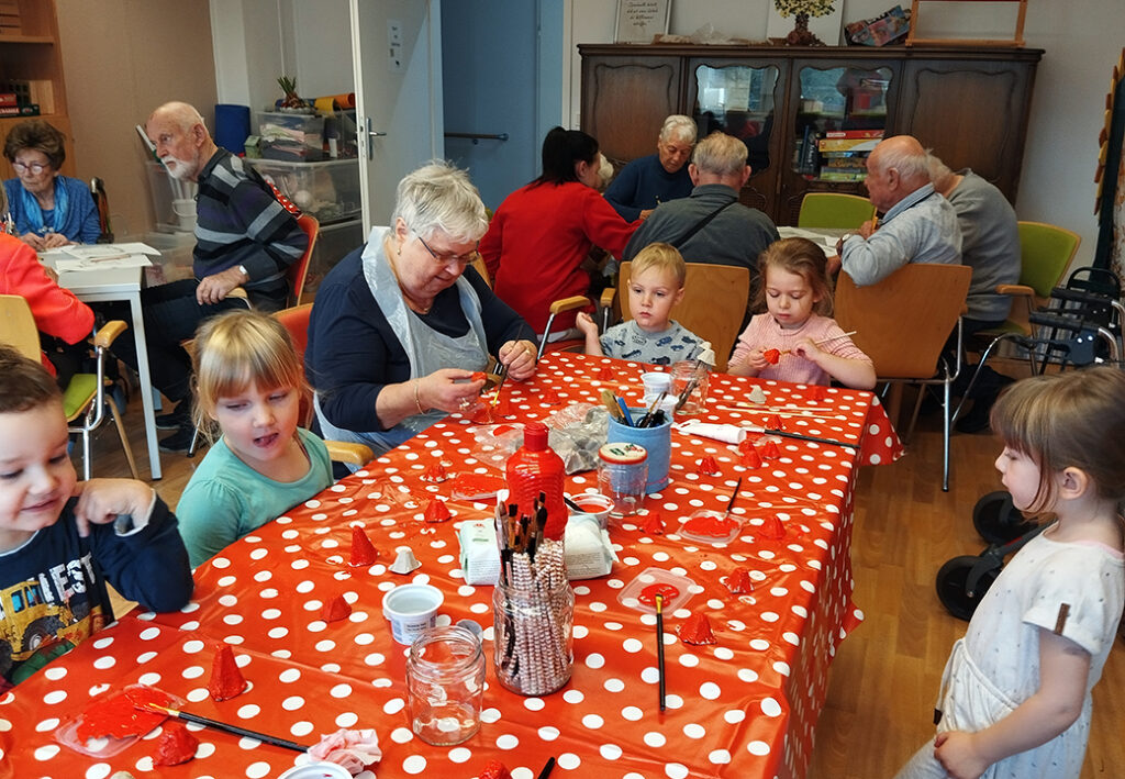 Menschen unterschiedlichen Alters basteln an einem Tisch