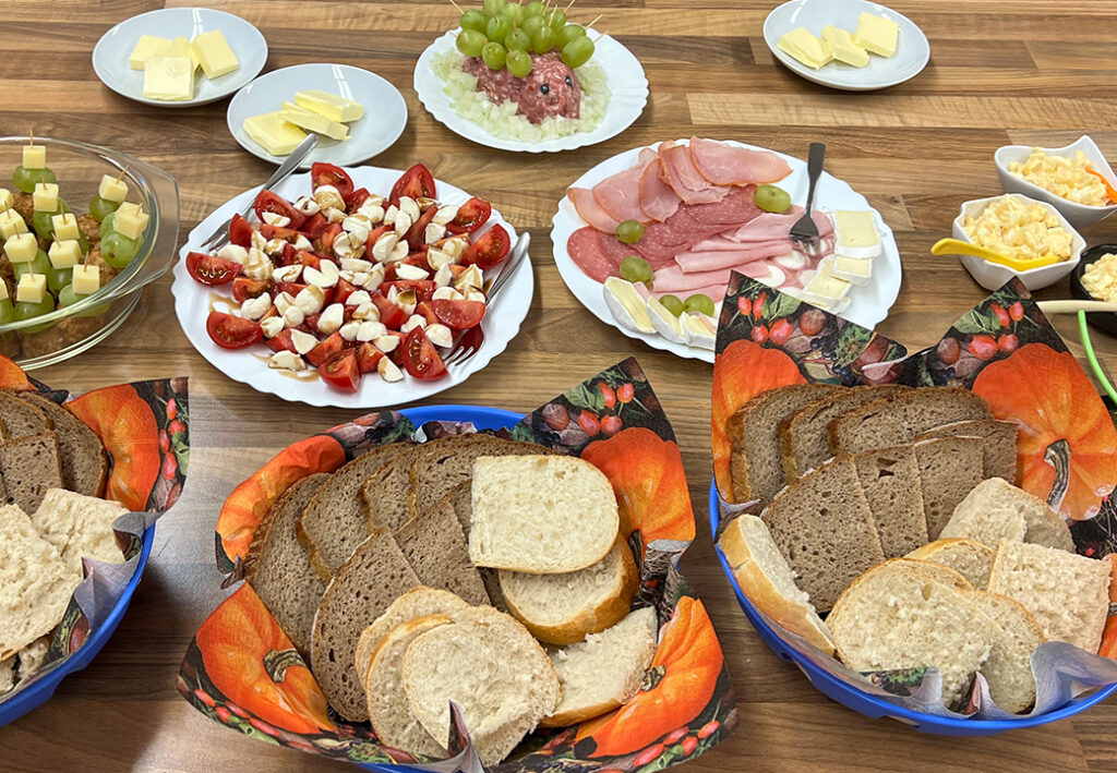 Ein gedeckter Tisch mit verschiedenen Snacks und Brotsorten.