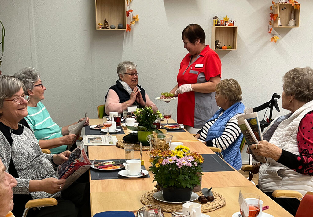 Seniorengruppentreffen in einem Gemeinschaftsraum