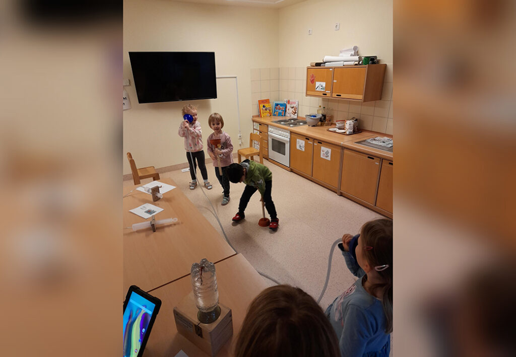 Kinder spielen in einer Kindergartenk&uuml;che