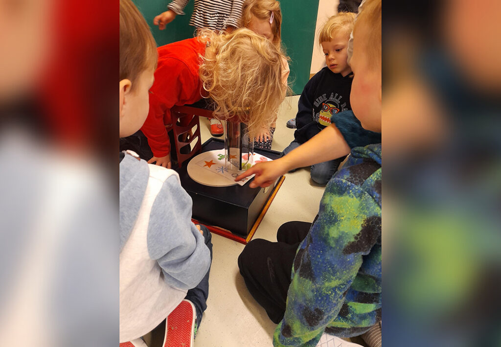 Kinder spielen mit einem wissenschaftlichen Experiment