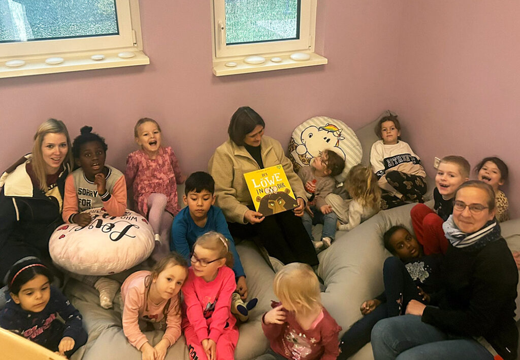 Menschen, die ein Buch lesen