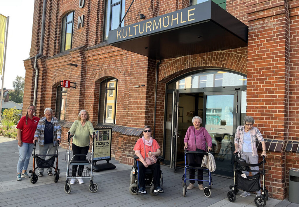 Gruppe vor der Kulturnm&uuml;hle