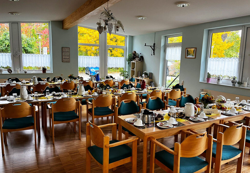 Gemeinschaftsraum mit gedeckten Tischen