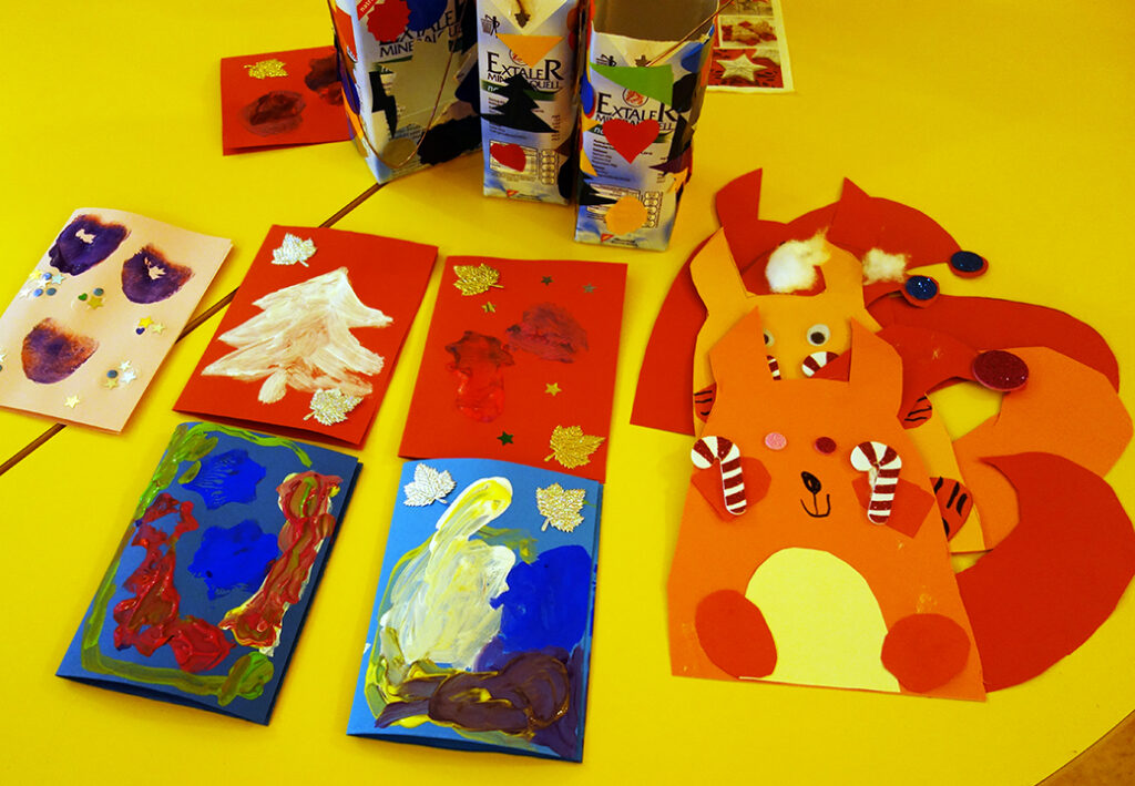 Bastelarbeiten auf gelbem Tisch