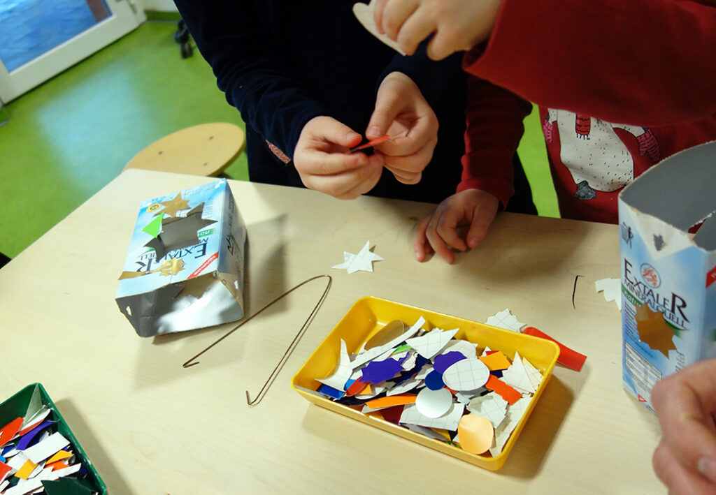 Kinder basteln aus buntem Papier