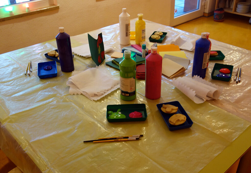 Malutensilien auf einem Tisch in einem Bastelraum