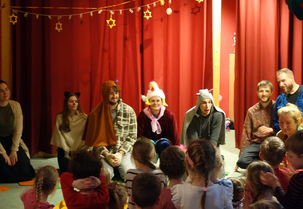 Personen in Tierkost&uuml;men f&uuml;hren eine Vorstellung vor Kindern auf