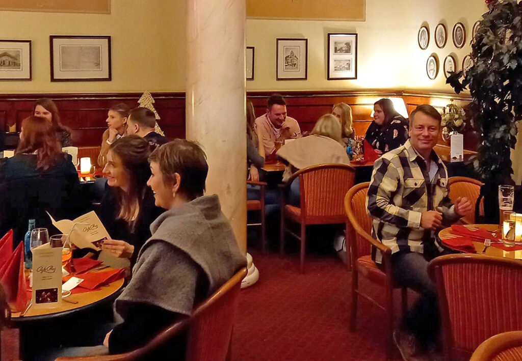 Gruppe von Menschen in einem Restaurant