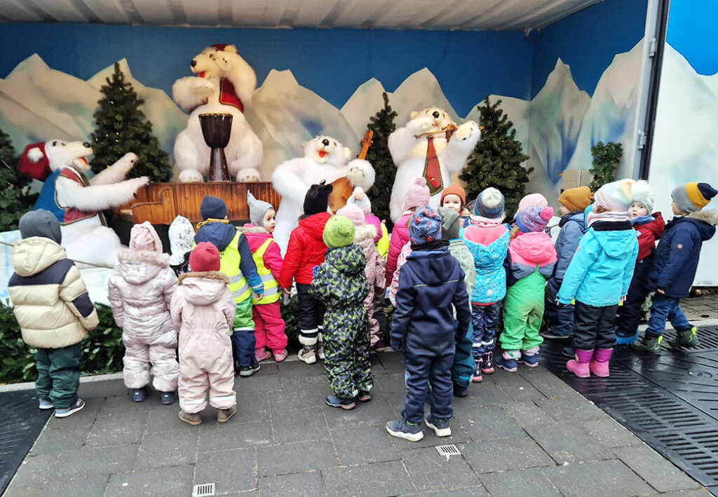 Kinder betrachten animierte Eisbärenfiguren